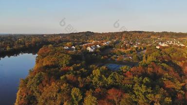 住宅视图私人房子屋顶区域河游艇停车枫木树秋天